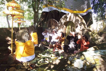 Buang Sengkala, Lempar Sesaji Dhukutan