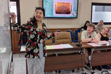 Belajar Aksara Jawa Mengingatkan Mahasiswa UK Terhadap Bahasa Welsh