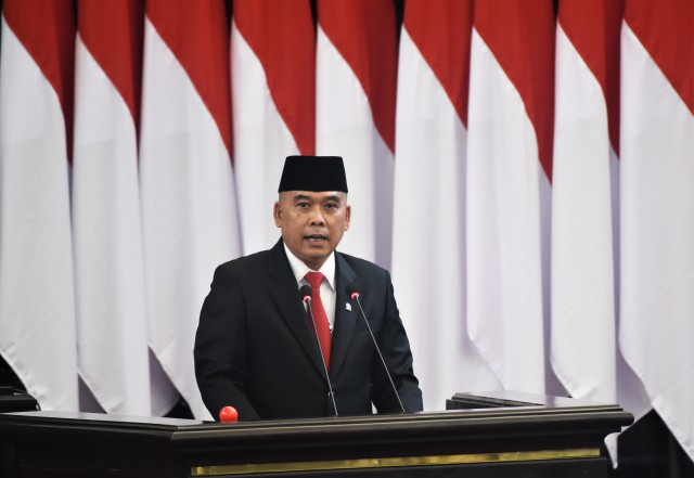 Anggota Komisi XI DPR RI Heri Gunawan saat membacakan pandangan fraksinya di mimbar ruang rapat paripurna, Gedung Nusantara, Senayan, Jakarta, Selasa (18/8/2020).